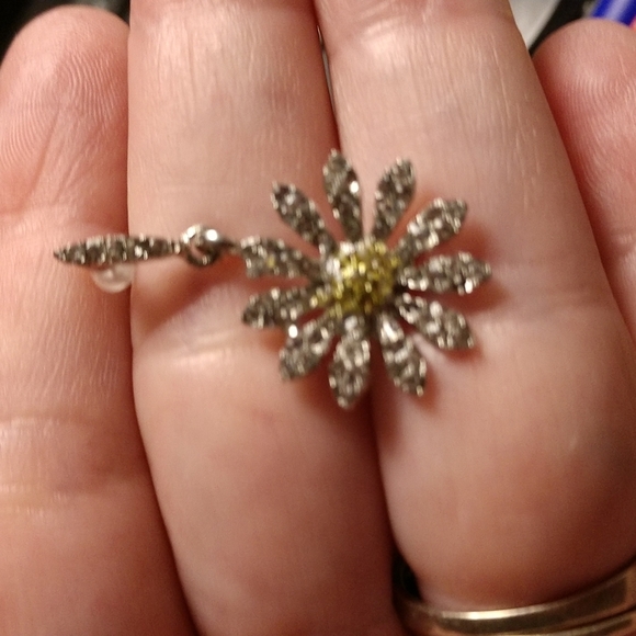 Beautiful Daisy Dangle Drop Earrings Bling Silver-tone Yellow Rhinestone Flower - Picture 5 of 12